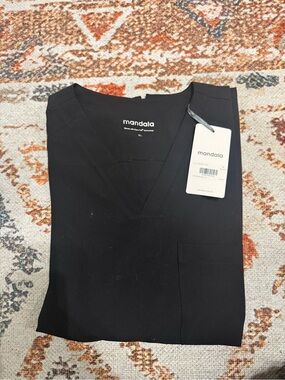 Mandala Men’s Black V-Neck Scrub Top